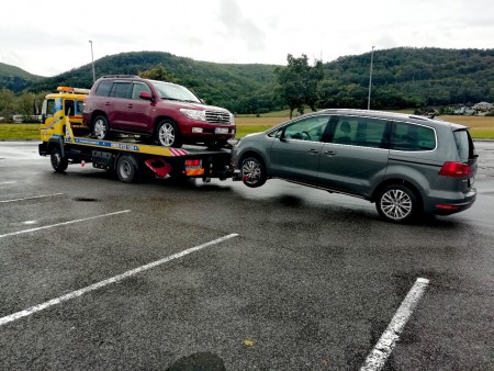 Odťah dvoch vozidiel naraz po dopravnej nehode.